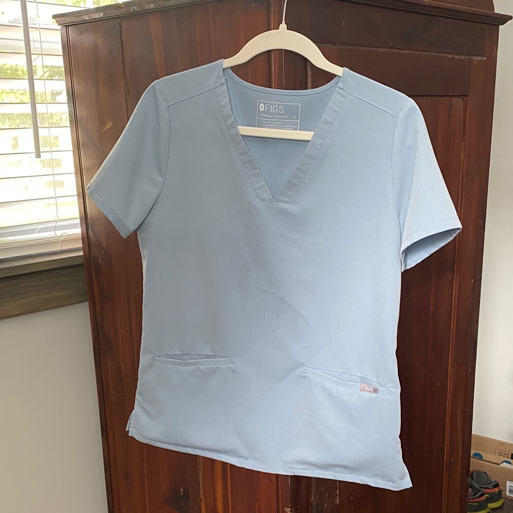 Figs Women's Short Sleeve V-Neck Top in Soft Blue